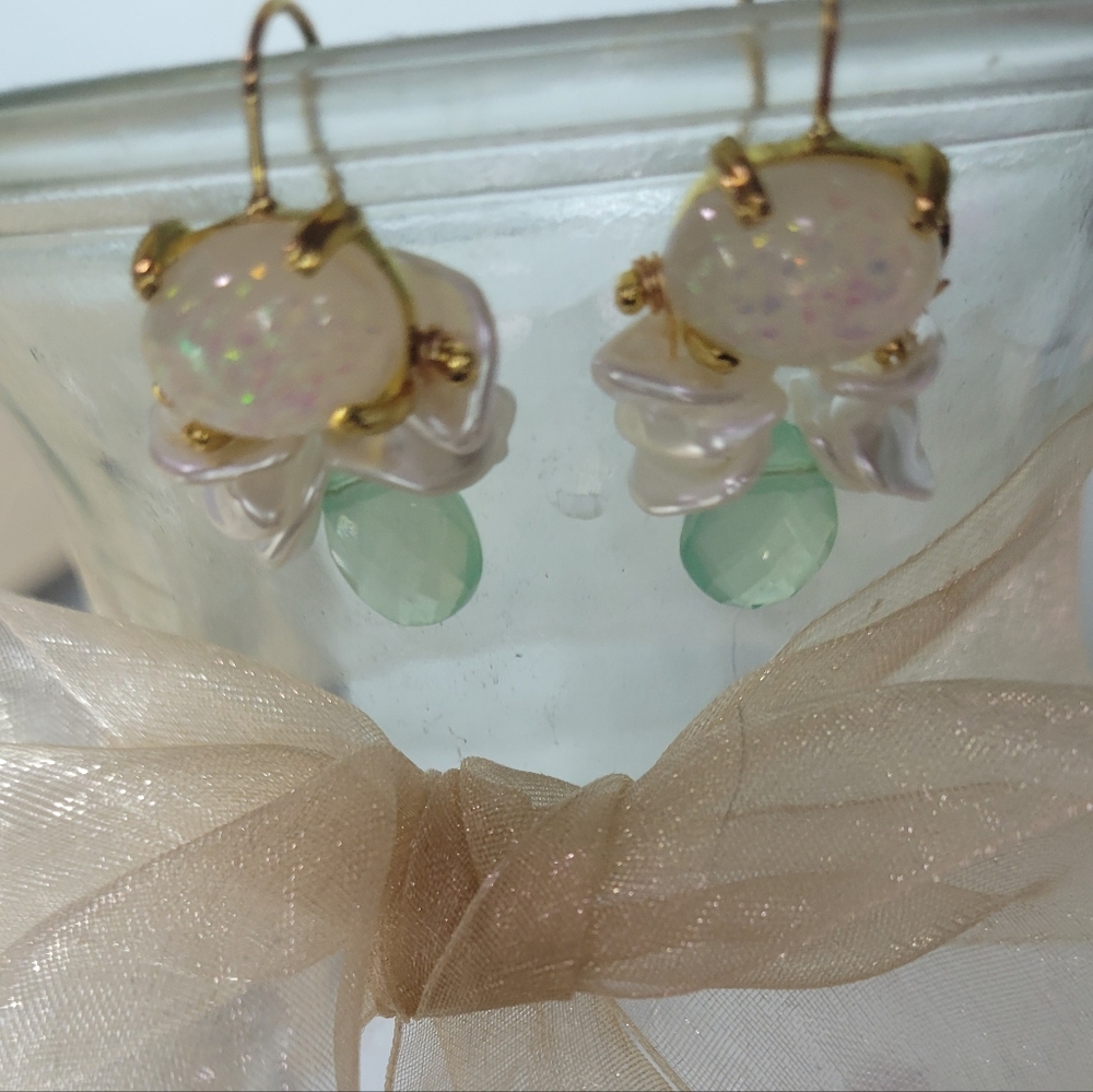 OPAL BAROQUE PEARL AND MINT GREEN STONE EARRINGS. - Picture 5 of 7